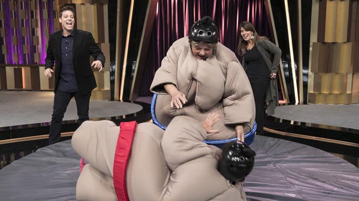 Mãe e sogra de Fábio Porchat brigam vestidas de lutadoras de sumô